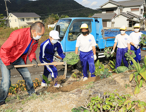 地域の人たちと協力して公園の花壇に花苗を植える有年中の生徒たち