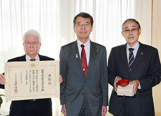 文部科学大臣の地域文化功労者表彰を市に報告した「坂越の船渡御祭保存会」の原清会長(左)と生浪島堯宮司(右)