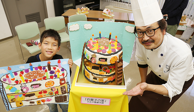 最優秀賞の北村蒼空君と副賞の「お菓子の家」