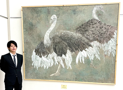 3年連続3度目の日展入選となった古川功晟さんと入選作「悠然」