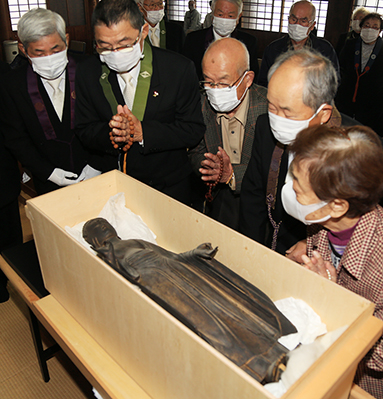 萬福寺の御動座式で木箱に収められた本尊の阿弥陀如来像