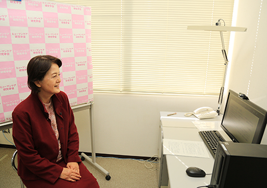 ヒューマンケア研究学会学術集会でリモートであいさつする泊祐子・学術集会長