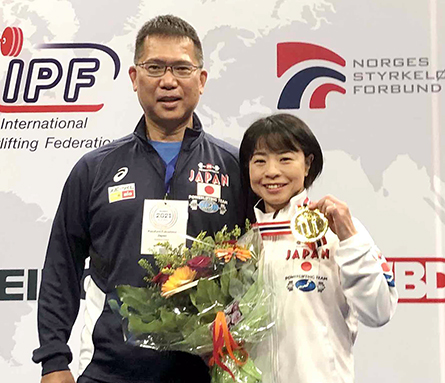 世界パワーリフティング選手権で6度目の優勝を飾った福島友佳子さんとセコンドの和文さん
