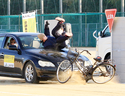スタントマンによる迫真の演技で事故の怖さを再認識した自転車交通安全教室