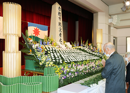 遺族らが献花した赤穂市戦没者追悼式