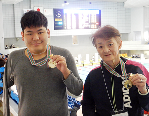 日本パラ水泳選手権で大会新記録を樹立して3連覇した古川修哉さん(左)と4大会連続優勝の吉川真澄さん=光都SC提供