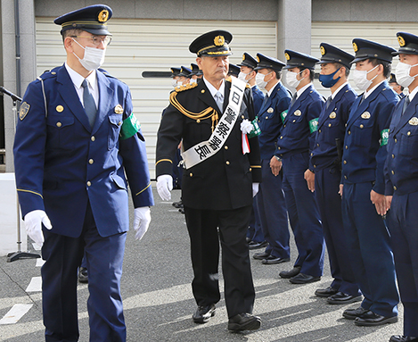 「暴力団と関係を断つ会」の藤野高之会長を一日署長に迎えて行われた年末特別警戒活動発隊式