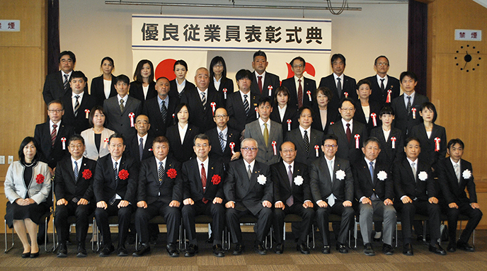 永年勤続の功労を称えた優良従業員表彰式=商工会議所提供
