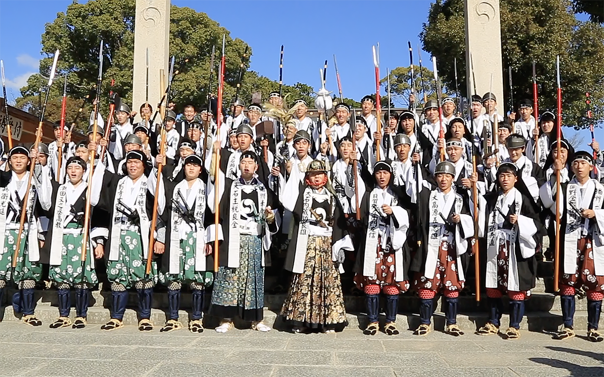 赤穂高校の生徒たちが討ち入り装束で勝ちどきを上げた赤穂義士祭