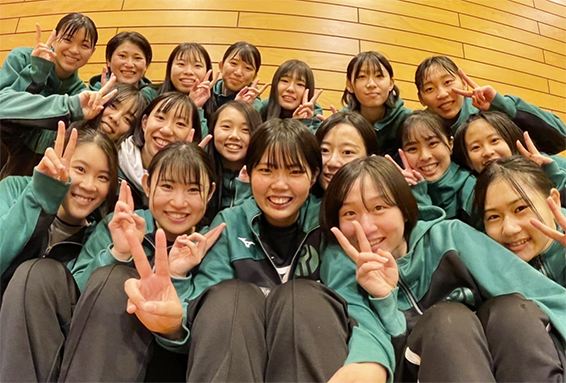 来季の1部昇格を決めた関西福祉大学女子バレーボール部=同部提供