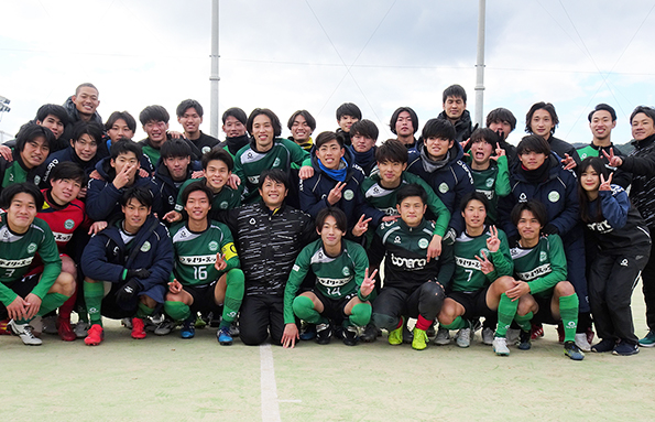 3年ぶりの1部復帰を決めた関西福祉大学男子サッカー部=同部提供
