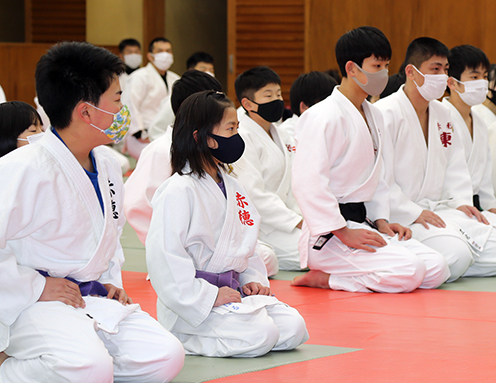 子どもたちも姿勢を正して臨んだ赤穂市柔道協会の演武始め