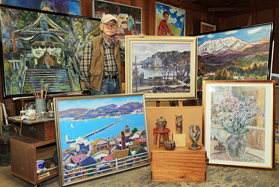 個展に向けてアトリエで作品を整理する鳥井廣夫さん