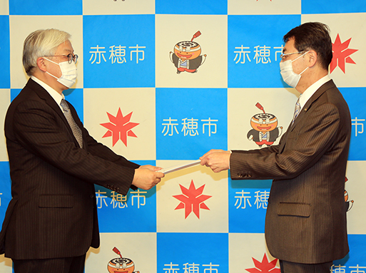 赤穂市民病院経営検討委員会の報告書を牟礼正稔市長(右)に提出する中村隆彦委員長