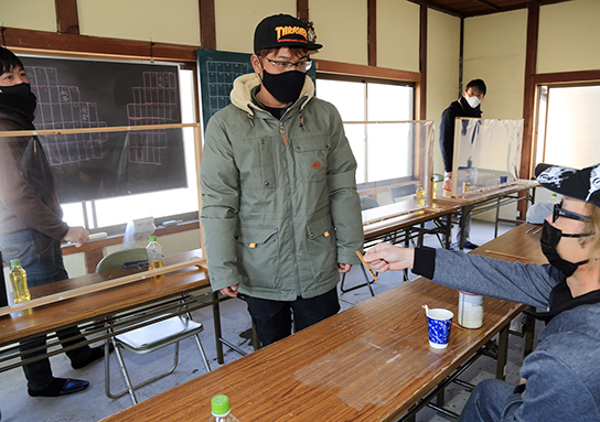 恒例のおみくじ方式で牡蠣養殖いかだの位置を決めた抽選会