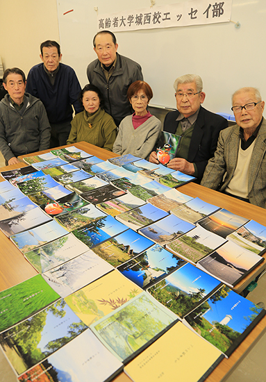 同人誌『ペンの散歩みち』の刊行が50号を超えた高齢者大学城西校エッセイ部のみなさん