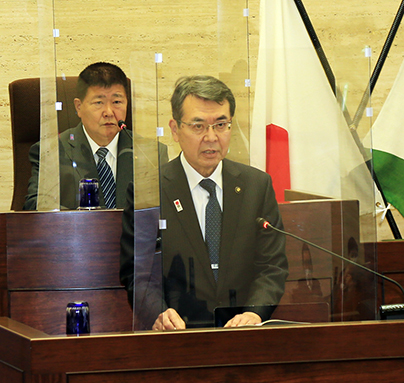 任期4年目の施政方針を述べる牟礼正稔市長