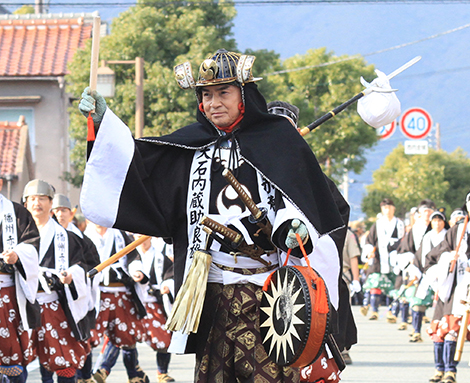 義士行列で勇姿を見せた西郷輝彦さん