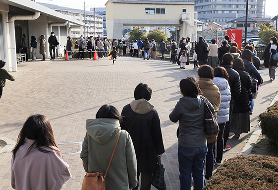 多くの人が並んだスイミングスクールの更新手続き