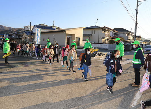 16年間続く大町自治会防犯パトロール隊の通学路見守り活動