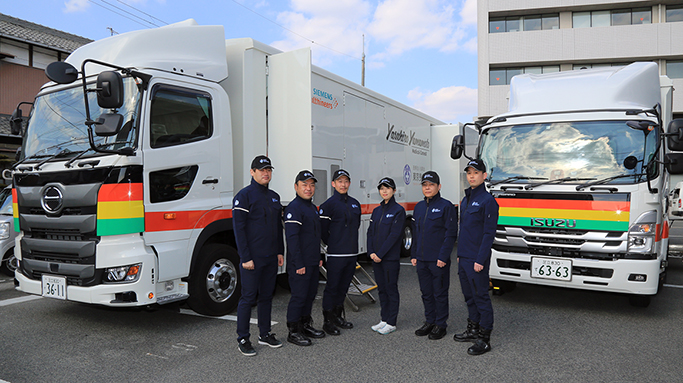 伯鳳会グループが導入した災害医療車と救急災害医療チーム「ブルー・フェニックス」。車両前面のカラーリングはトリアージをイメージ