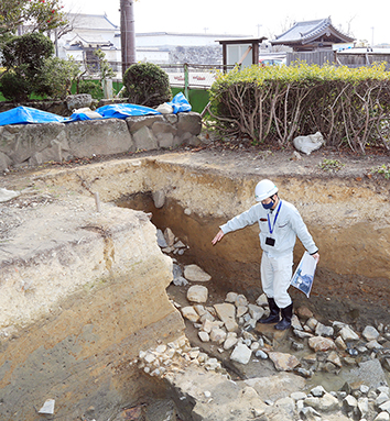 石垣の根石などが見つかった赤穂城跡二之丸北城壁の発掘現場