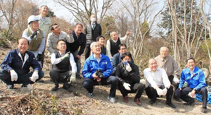 宝珠山で植樹ボランティア活動を行った赤穂RCと「さこし船岡を良くする会」のみなさん