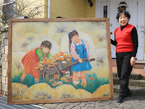 初個展を開く冨田ひろ美さんと展示作品の一つ