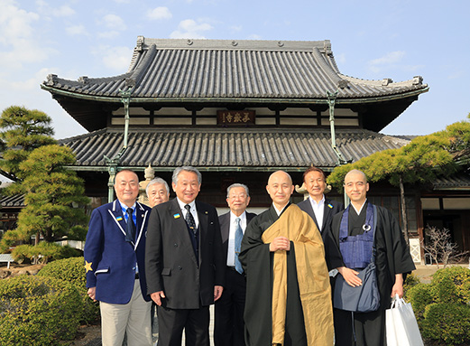 中央義士会の柿崎輝彦理事長=左から3人目=、常務理事に就任した松根大地・泉岳寺住持=右から3人目=をはじめ新役員のみなさん