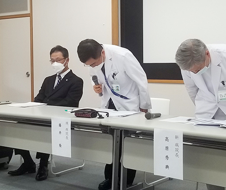 医療事故の被害者に対し陳謝した藤井隆院長=中央