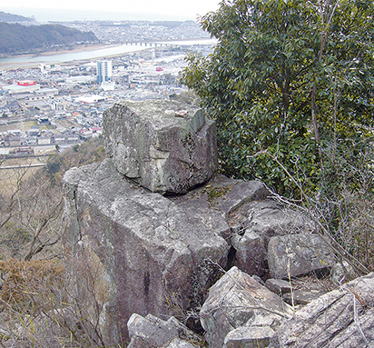 興福寺の裏山にある「坐禅岩」。この岩の上で盤珪が坐禅を組んだと伝えられている=赤穂市教育委員会文化財課提供
