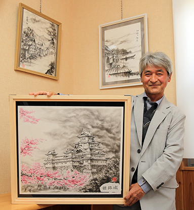 趣味の水墨画を展示している仲江俊明さん