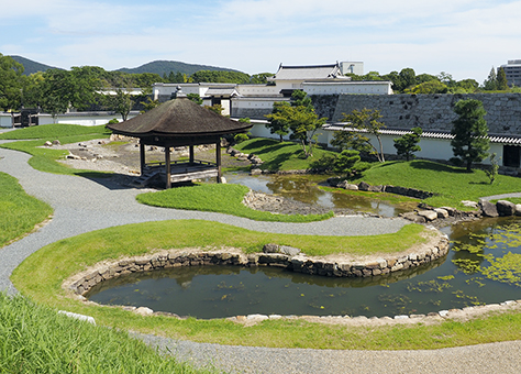 屋形舟遊覧が行われる赤穂城二之丸庭園=市教委提供