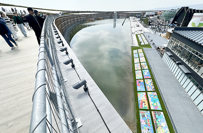 大屋根リングから見た景色。パビリオンを背にアートマイル壁画が並ぶ光景が見える