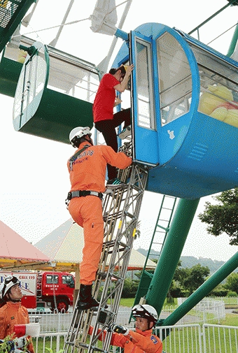 赤穂民報 観覧車ゴンドラから救助訓練